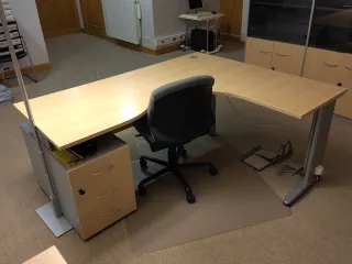 Mesa de oficina en L con almacenamiento