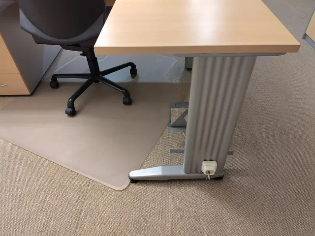 Mesa de oficina en L con almacenamiento