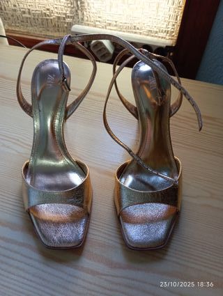 Zapatos de tacón Zara dorados