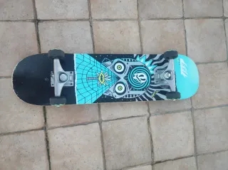 Skate con diseño de calavera y rayos