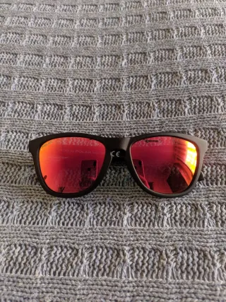 Gafas de sol polarizadas negras y rojas