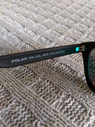 Gafas de sol polarizadas negras y rojas