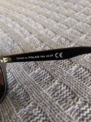 Gafas de sol polarizadas negras y rojas