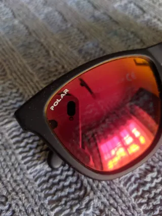 Gafas de sol polarizadas negras y rojas