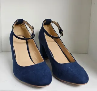 Zapatos de tacón azul marino con pulsera