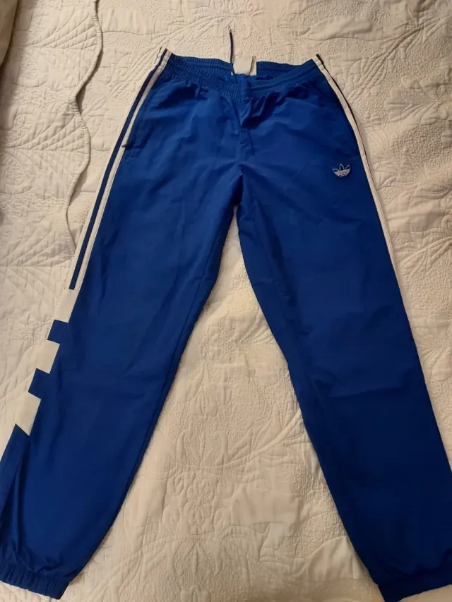 Pantalón Adidas Azul con Rayas Blancas