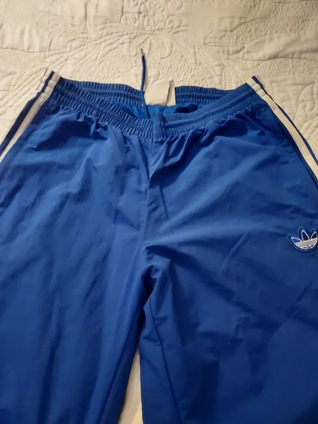 Pantalón Adidas Azul con Rayas Blancas