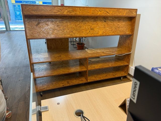 Estantería de recepción de madera