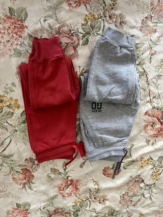Pantalones de chándal rojos y grises