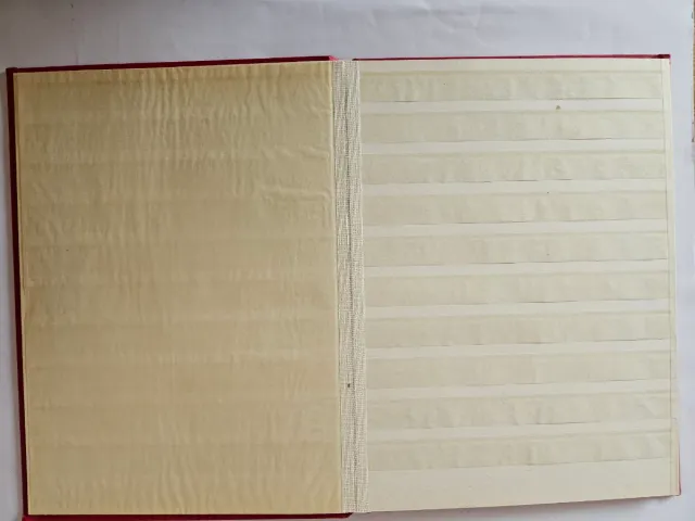 Álbum rojo de 16 páginas con sellos de mundo