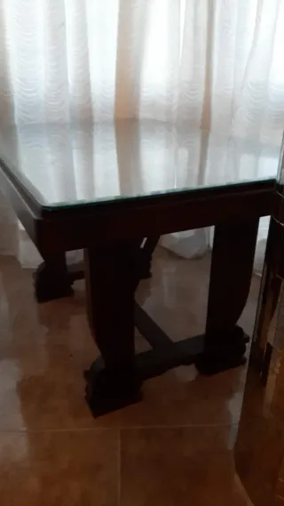 Mesa de salón antigua, madera maciza y cristal.