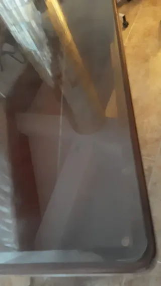 Mesa de salón antigua, madera maciza y cristal.