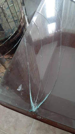 Mesa de salón antigua, madera maciza y cristal.
