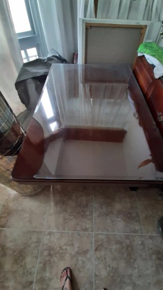 Mesa de salón antigua, madera maciza y cristal.