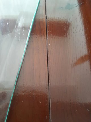 Mesa de salón antigua, madera maciza y cristal.