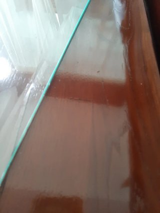 Mesa de salón antigua, madera maciza y cristal.