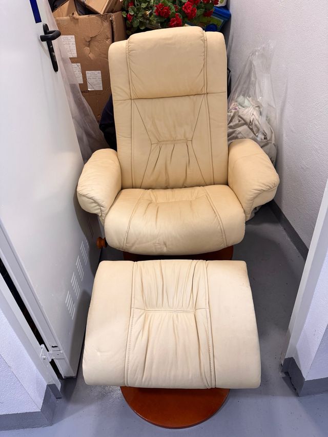 Sillón y reposapiés de piel beige