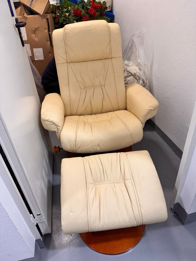 Sillón y reposapiés de piel beige