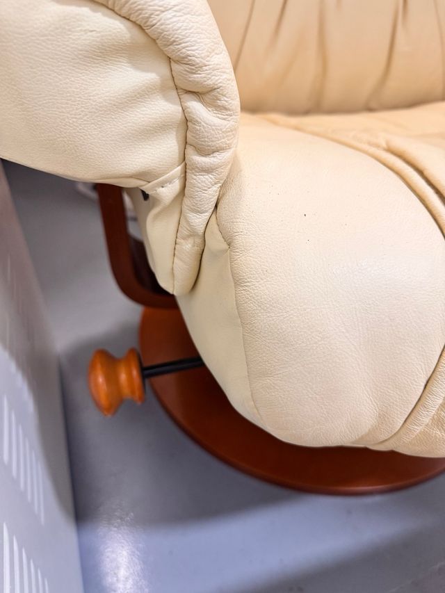 Sillón y reposapiés de piel beige