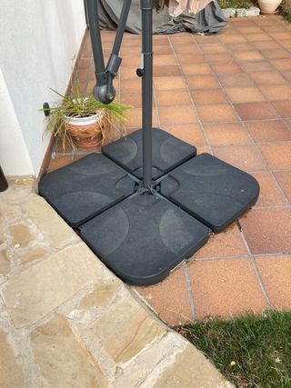 Parasol excéntrico beige y gris