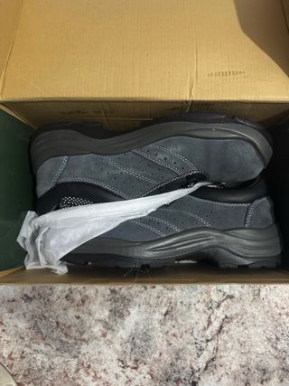 Zapatos de seguridad grises y negros