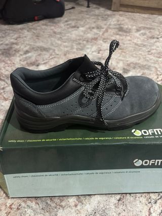Zapatos de seguridad grises y negros