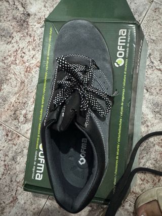 Zapatos de seguridad grises y negros