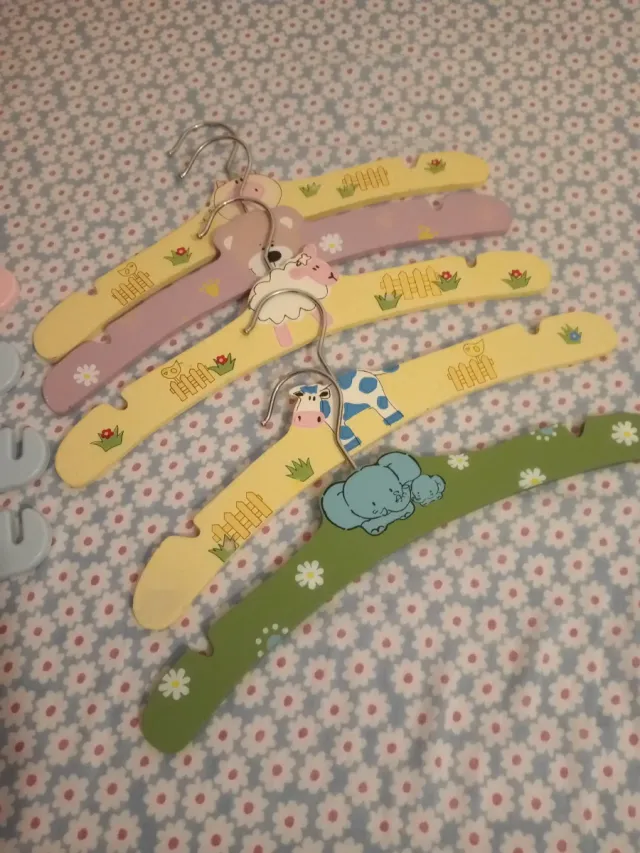  Perchas madera y plástico niñ@s