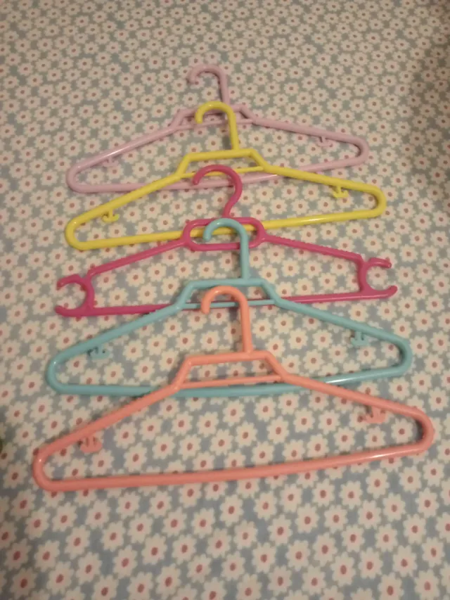  Perchas madera y plástico niñ@s