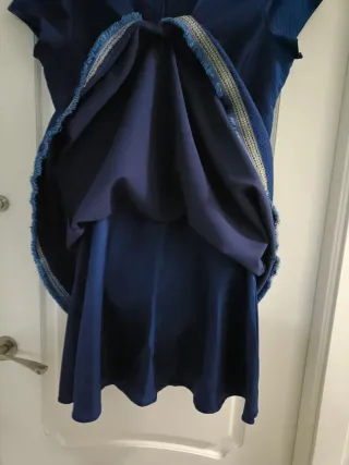 Vestido azul eléctrico con puntilla