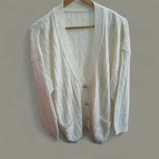 Cardigan bianco con bottoni dorati