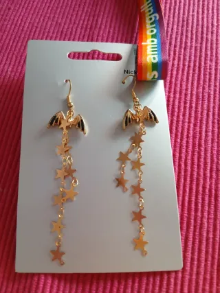 Pendientes largos de murciélago y estrellas dorada