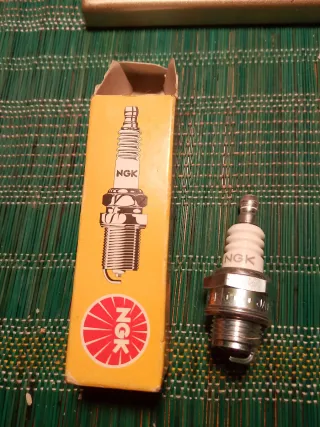 Candela NGK nuova per motore a scoppio