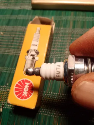 Candela NGK nuova per motore a scoppio