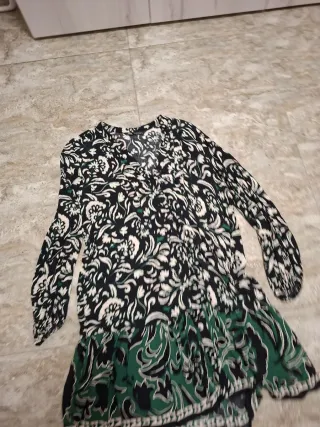 Vestido estampado negro y verde con bonones