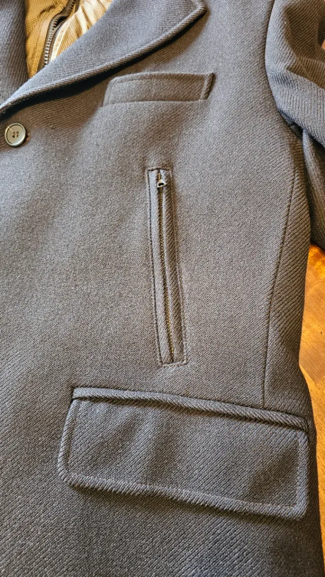 Cappotto Henry Cotton's nero con gilet interno.