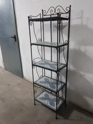 Estantería de forja con baldas de cerámica