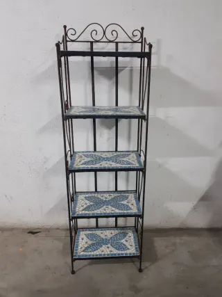 Estantería de forja con baldas de cerámica