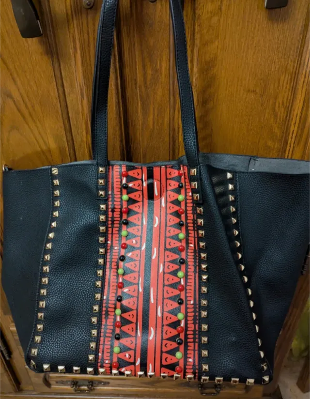 Bolso Grande Negro y Rojo con Tachuelas