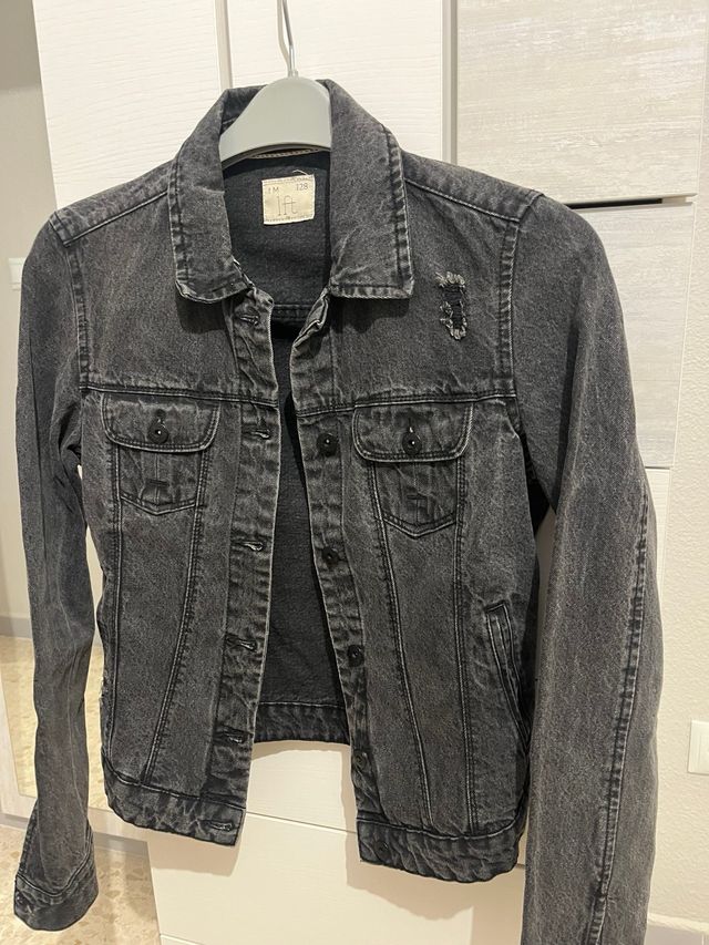 Chaqueta vaquera gris desgastada