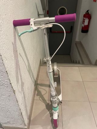 Patinete blanco y morado