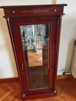 Vitrina pequeña de madera y cristal