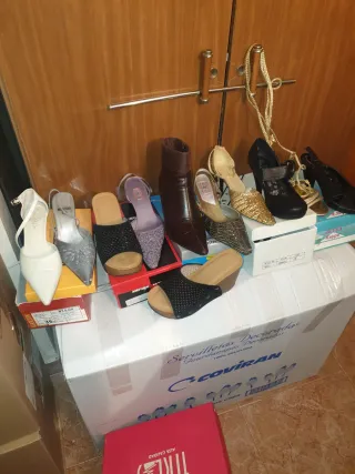 Zapatos de tacón negros y dorados