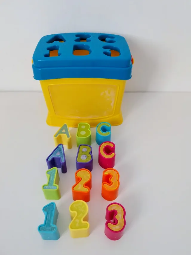 Cubo letras y números. 20x14x16 cm. 12 piezas.