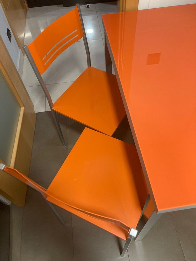 Mesa de cocina moderna madera y metal