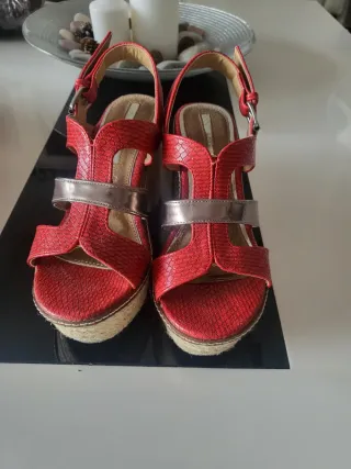 Sandalias cuña Maria Mare rojas y plateadas
