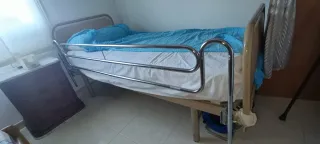 Cama articulada con barandilla