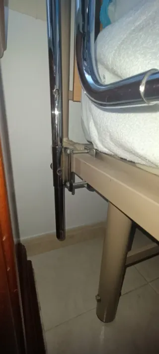 Cama articulada con barandilla