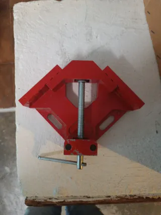 Abrazadera de esquina roja