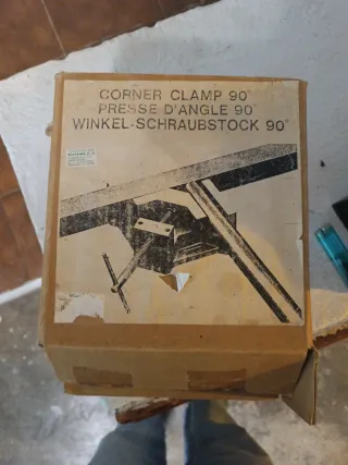 Abrazadera de esquina roja